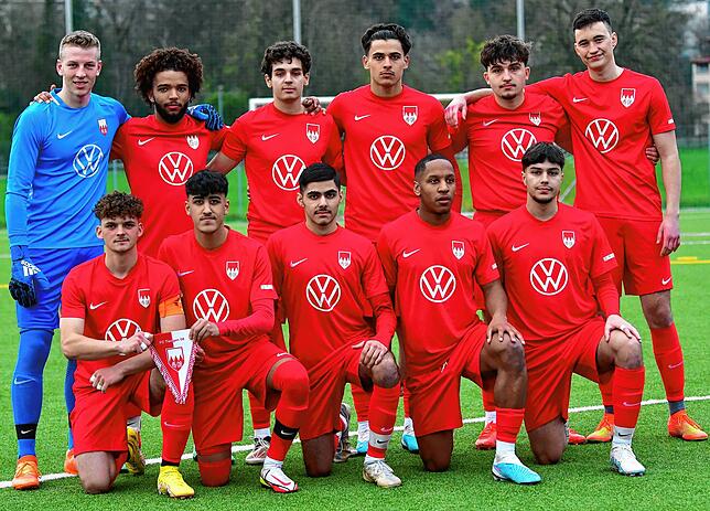 Riesenerfolg: Mit den A-Junioren des FC Tiengen 08 erreichte Abdul Edhad Demirdal (hintere Reihe, Dritter von rechts) den Aufstieg in ...