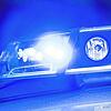 Ein Blaulicht leuchtet an einer Polizeistreife. Hier ein Symbolbild.