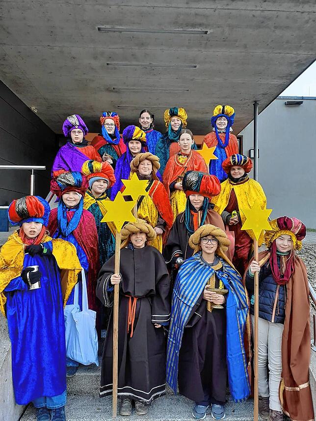 16 Kinder und Jugendliche in vier Gruppen waren in Eggingen unterwegs.