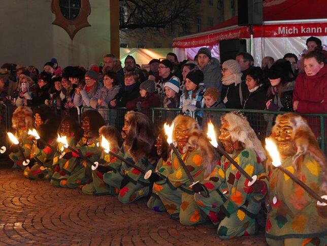 Bild 4: Bilderstory: Eröffnung des VSAN Narrentreffen in Bad Säckingen mit Brauchtumsabend auf dem Münsterplatz