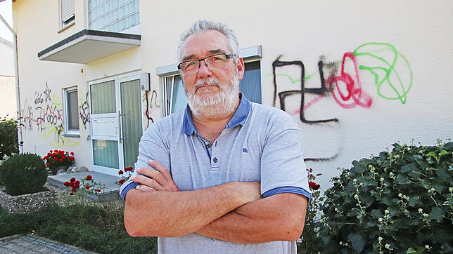 Ludwig Egenhofer steht vor dem beschmierten Gebäude in Allensbach.