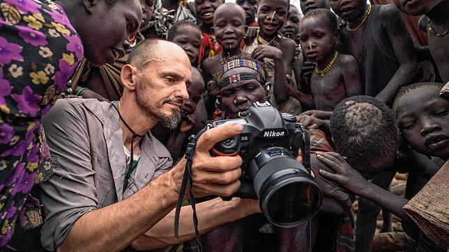 Naturfotograf Markus Mauthe zu Gast bei einer indigenen Gemeinschaft.