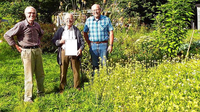 Die Anlegung von naturnahen Gärten ist den jüngst ausgezeichneten Imkern (von links) Fridolin Völkle, Horst Schneider und Werner ...