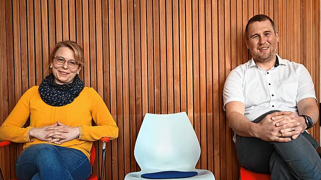 Im Wartezimmer ihrer Praxis: die Allgemeinmediziner Maren Schwarz-Erfurth und Detlef Hoernecke.