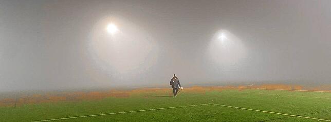 Nichts ging mehr: Der Sportplatz in Huttingen war in Nebel gehüllt, die Partie der SF Schliengen gegen den TuS Binzen musste beim Stand ...
