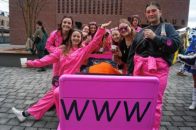 Ganz in Rosa haben die jungen Damen aus Salem viel Freude beim Umzug.