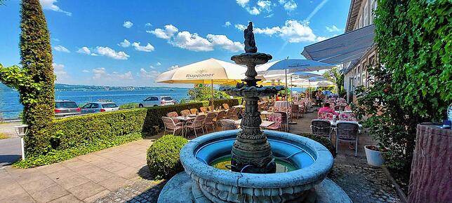 Idylle mit Blick auf den See: Die Terrasse mit Biergarten im Hohenegg.