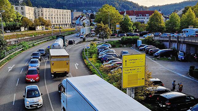 Stau auf der in Waldshut: Die Zahl der im Kreis Waldshut zugelassenen Autos, hier eine Aufnahme aus Waldshut, ist auch von 2024 auf 2025 ...