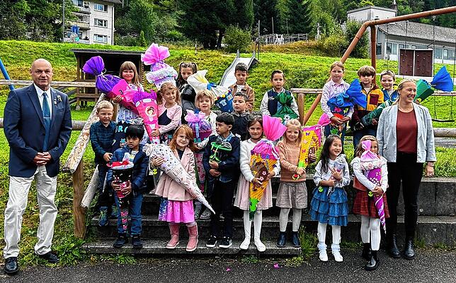18 Kinder sind in die erste Klasse der Grundschule Todtmoos eingeschult worden. Klassenlehrerin ist Claudia Günther. Links der ...