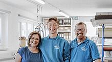 Raumausstattermeister Martin Harder mit Frau Petra und Sohn Lukas. Auch ein Lehrling wird mittlerweile im Betrieb ausgebildet.Bild: ...