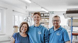 Raumausstattermeister Martin Harder mit Frau Petra und Sohn Lukas. Auch ein Lehrling wird mittlerweile im Betrieb ausgebildet.Bild: ...