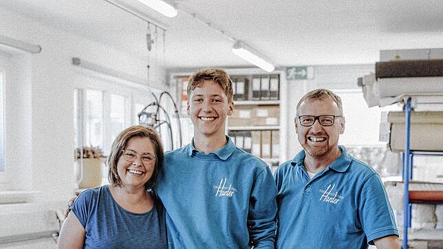 Raumausstattermeister Martin Harder mit Frau Petra und Sohn Lukas. Auch ein Lehrling wird mittlerweile im Betrieb ausgebildet.Bild: ...