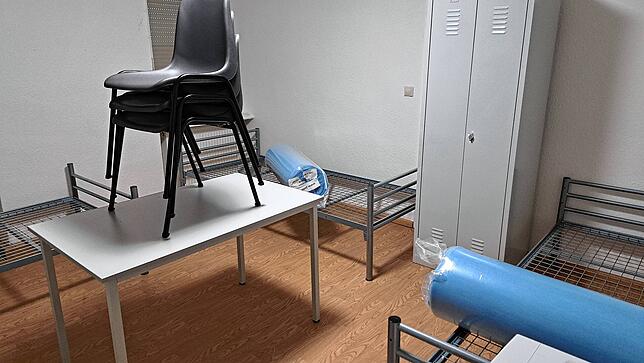 Bezugsfertig. Die einzelnen Zimmer sollen jeweils drei Menschen als erste Bleibe dienen. Ausgestattet mit Metallbetten, Tisch und drei ...