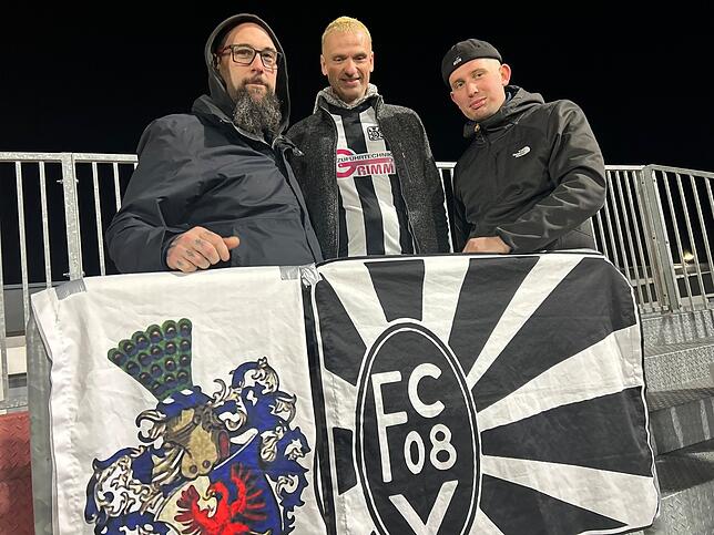 Unerschütterliche Fans des FC 08 in Frankfurt: Holger Casna (von links), Dirk Schneider und Dominik Seidt
