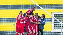Durch ein Tor in der Nachspielzeit sicherte sich der Türkische SV (rechts im Bild Vorstand Abdullah Karaboga) am letzten Spieltag Platz ...