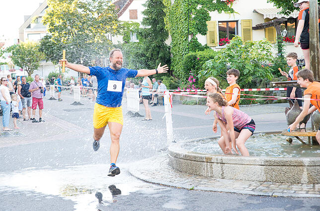 Mike Scholl genoss die Abkühlung durch die Kinder, die aus dem Brunnen spritzten.