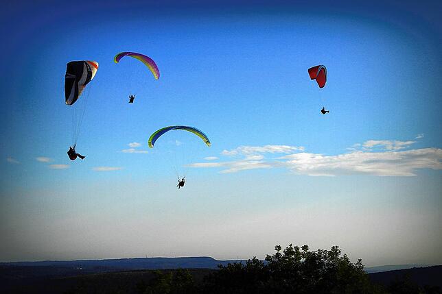 Viel Betrieb am Himmel: Gleitschirmflieger, die vom Fürstenberg aus gestartet sind.