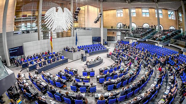 Der Bundestag wird immer größer &ndash; das soll sich über die Wahlreform ändern. Ein erster Teil wird mit der Wahl im September ...