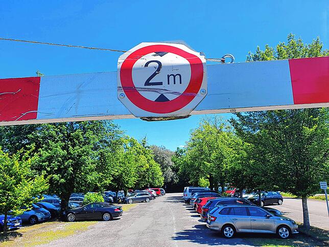 In direkter Nachbarschaft zum Campingplatz in Kressbronn-Tunau liegt dieser Parkplatz mit Höhenbeschränkung, den Wohnmobilfahrer nicht ...