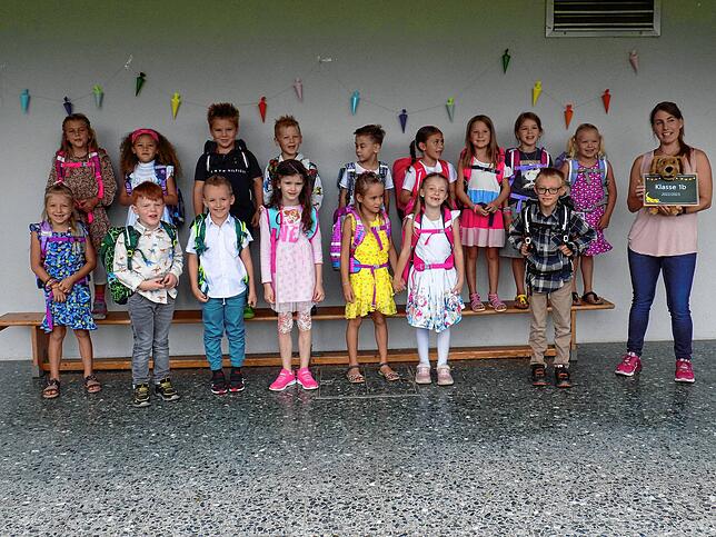 An der Murgtalschule Niederhof wurde 32 Jungen und Mädchen eingeschult. Begrüßt wurden die Kinder von Rektorin Xenia Hertel und der ...