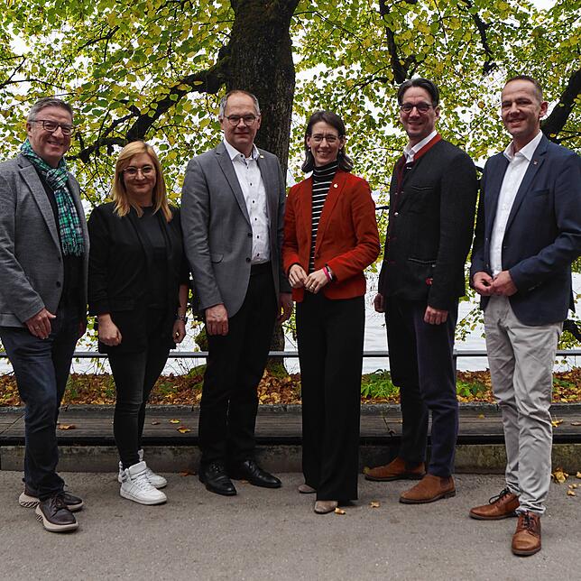 Von links: Christian Doll und Melanie Becker von C2 Concerts sowie Markus Zeiler, Gräfin Bettina, Graf Björn und Thorben Beck von der ...