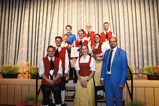 Sie wurden vom Blasmusikverband und vom Musikverein geehrt. Die geehrten Tom Heilmann, Josef Müller, Martin Brucker, Bettina Stecher, ...