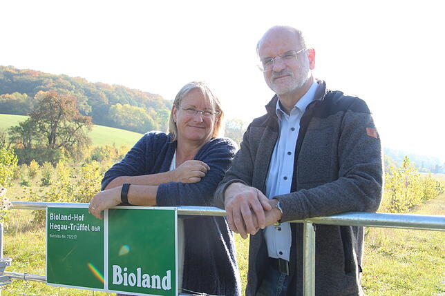 Bettina Punin-Koberstein und ihr Ehemann Jürgen Koberstein auf ihrer Trüffelplantage im Engener Stadtteil Neuhausen.