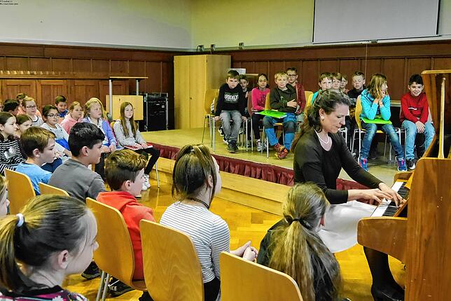 Henriette Gärtner nimmt sich auch Zeit für Schülerinnen und Schüler wie voriges Jahr in der Conradin-Kreutzer-Schule in Meßkirch, um ...