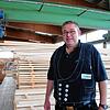 Markus Hirling in seinem Betrieb in Radolfzell. Materialmangel und hohe Preise erschweren derzeit seine Arbeit.