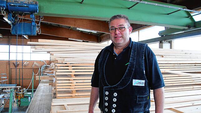 Markus Hirling in seinem Betrieb in Radolfzell. Materialmangel und hohe Preise erschweren derzeit seine Arbeit.