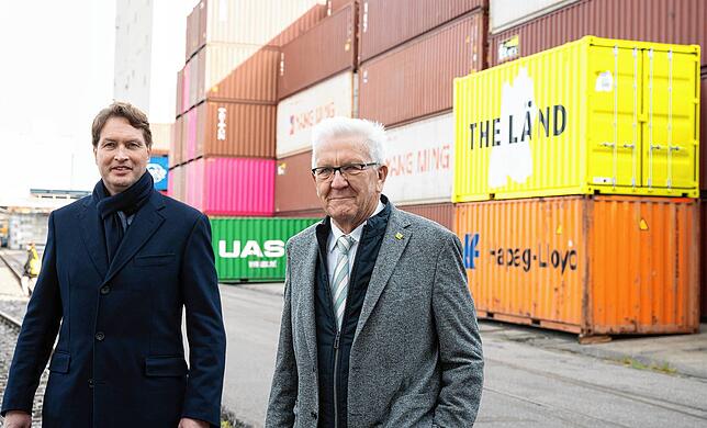 Ola Källenius (links), Vorstandsvorsitzender Daimler AG und Ministerpräsident Winfried Kretschmann bei der Präsentation der ...