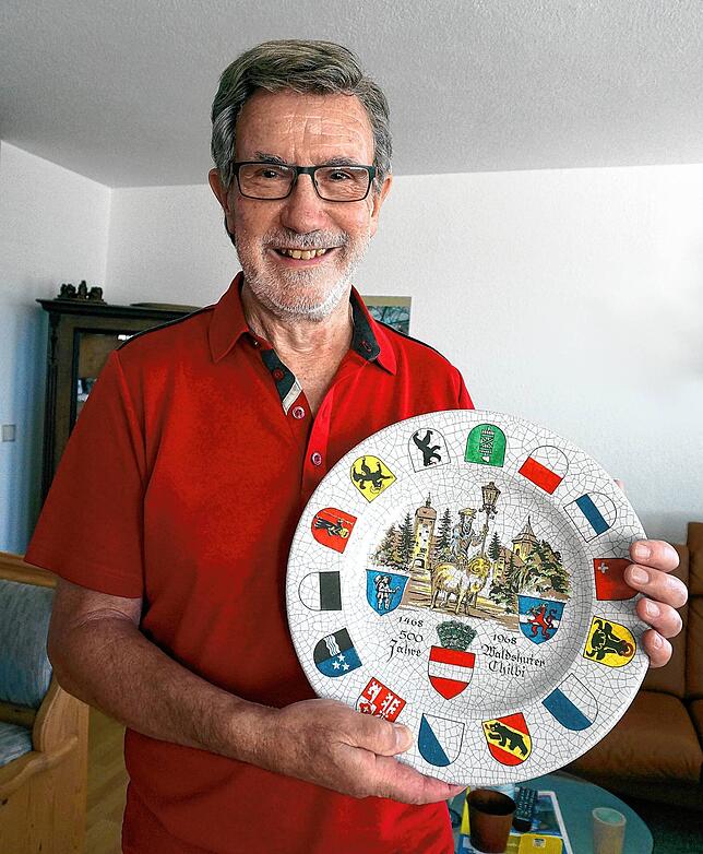 Bleibende Erinnerung: Raimund Walde mit dem Jubiläumsteller, den die Junggesellen zur 500. Chilbi anfertigen ließen.