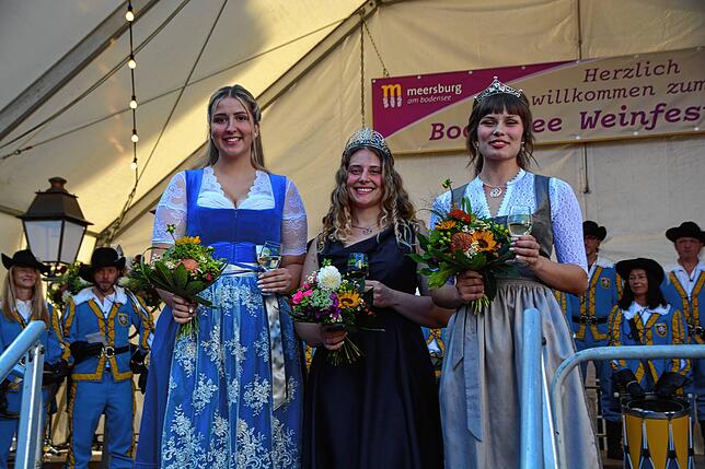 Amtsvorgängerin Angela Staneker und die Badische Weinkönigin Lucia Winterhalter freuen sich mit Bodensee-Weinprinzessin Lena Frank (von ...