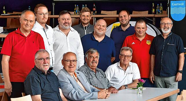 Gruppenbild ohne Dame: Den Bezirksfußballausschuss bilden bis 2027 diese zwölf Männer, die beim Bezirkstag in Gurtweil gewählt wurden. ...