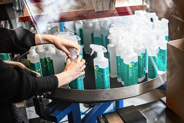 Eine Flasche mit ökologischen Desinfektionsmitteln und Handseife reiht sich an die andere. Während andere unter der Corona-Krise leiden, ...