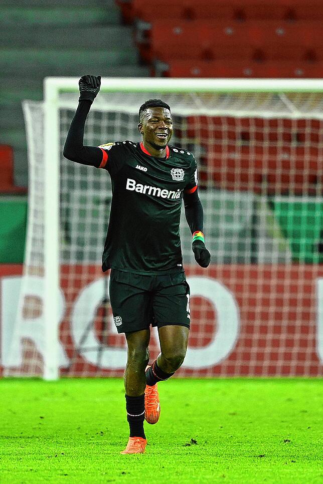 Edmond Tapsoba stammt aus Burkina Faso, in Portugal wurde er zum Fußball-Profi. Nach seinem Transfer zu Bayer Leverkusen hat sich der ...