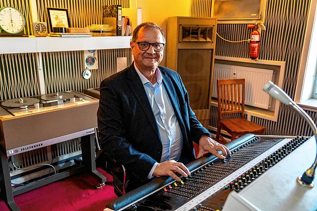 Oberbürgermeister Jürgen Roth ausnahmsweise mal nicht an den Hebeln der Macht, sondern an den Mischern der guten Musik.