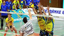 Eine Szene aus dem Hinspiel gegen die SSG Langen: Der 318-fache Nationalspieler Jochen Schöps (vorne) im Angriff gegen den Block des TSV ...