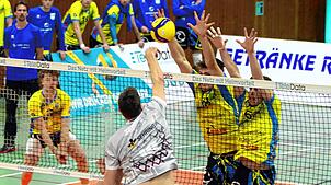 Eine Szene aus dem Hinspiel gegen die SSG Langen: Der 318-fache Nationalspieler Jochen Schöps (vorne) im Angriff gegen den Block des TSV ...