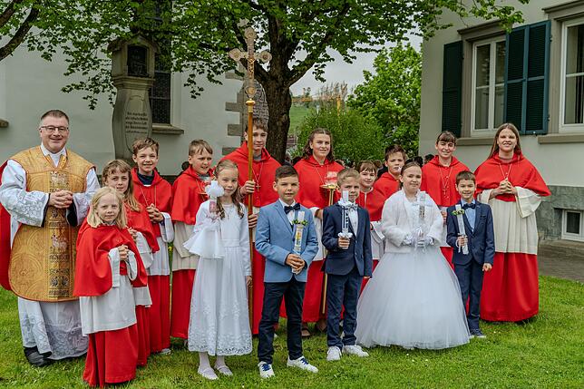 Bild 1: Heiliges Sakrament: Alle Bilder zur Kommunion und Konfirmation im Raum Stockach