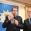 Polizeivizepräsident Uwe Stürmer (l) vom Polizeipräsidium Konstanz und Leitender Oberstaatsanwalt Alexander Boger zeigen am 30.09.2017 ...