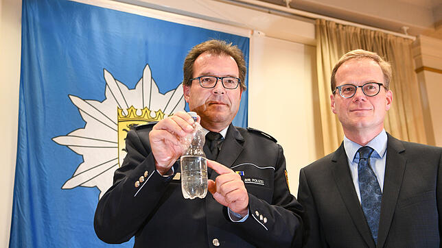 Polizeivizepräsident Uwe Stürmer (l) vom Polizeipräsidium Konstanz und Leitender Oberstaatsanwalt Alexander Boger zeigen am 30.09.2017 ...