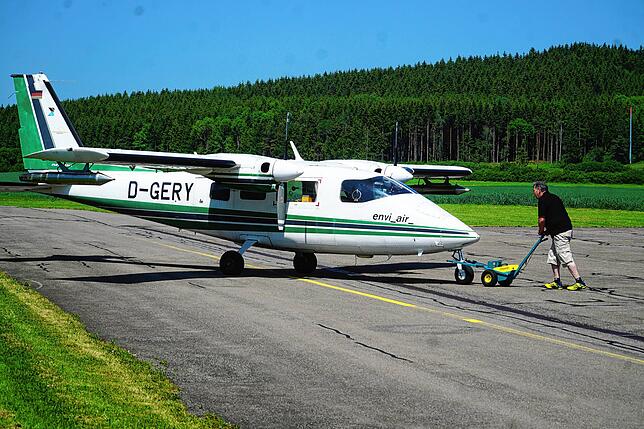 De zweimotorige Partinavia P68 geht an den Start. Der Hagelflieger für Schwarzwald-Baar ist in Donaueschingen stationiert. Bild: Hans ...