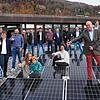 Das Energieteam des Landratsamts Waldshut mit der kurz vor der Inbetriebnahme stehende Photovoltaik-Anlage auf dem Dach des Hauptgebäudes.