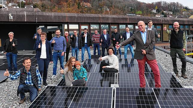 Das Energieteam des Landratsamts Waldshut mit der kurz vor der Inbetriebnahme stehende Photovoltaik-Anlage auf dem Dach des Hauptgebäudes.
