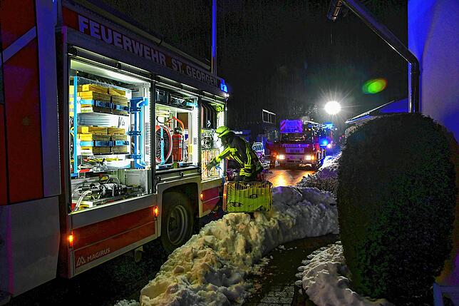 Die Feuerwehr löscht den Brand ab und kontrollierte den Raum auf mögliche Glutnester hinter Wand- und Deckenverkleidungen.