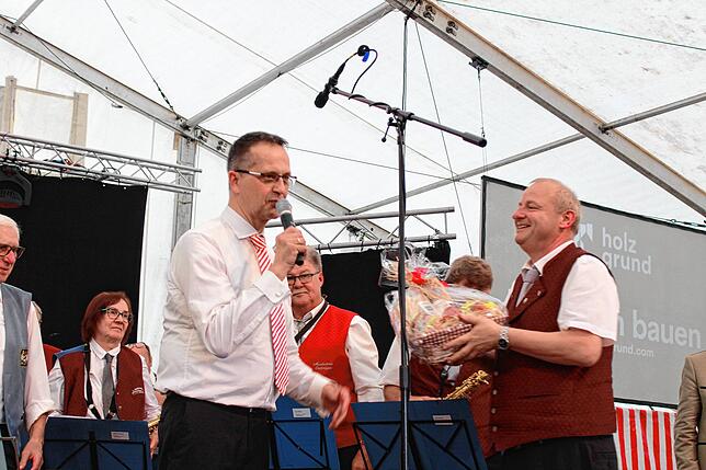Markus Sauter erhält für seine Arbeit einen großen Präsentkorb von Andreas Fritschi.