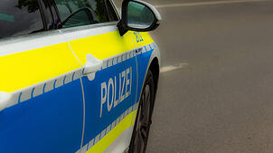 Melle, Deutschland 10. Juli 2022: Ein Einsatzfahrzeug der Polizei steht mit Schriftzug auf einer Landstraße als Polizeiabsperrung. ...