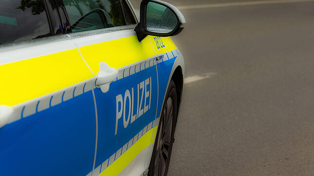 Melle, Deutschland 10. Juli 2022: Ein Einsatzfahrzeug der Polizei steht mit Schriftzug auf einer Landstraße als Polizeiabsperrung. ...