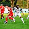 Der &bdquo;Mann mit der Maske&ldquo; Marcel Sökler versucht, dem Nöttinger Benedikt Fassler den Ball abzunehmen. Sökler ließ sich aber ...